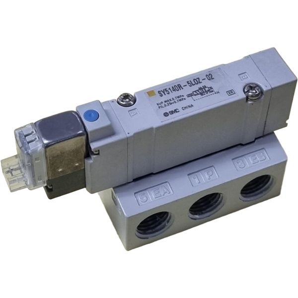 Série SY5000, 2 posições simples solenóide, pilotagem externa, solenóide tensão 24VCC, ligação elétrica conector tipo L