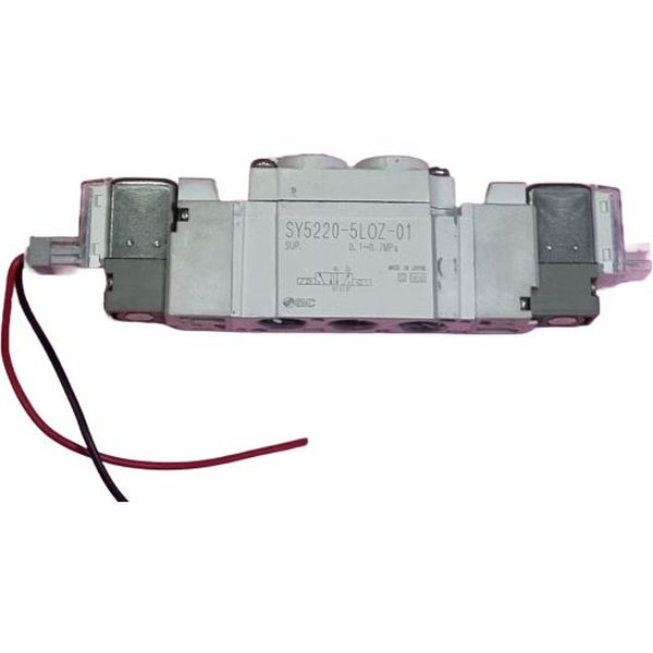Série SY5000, modelo com corpo roscado, 2 posições duplo solenóide, tensão voltagem 24VCC, ligação elétrica com conector tipo L, com LED indicador e supressor de picos de tensão, conexão rosca 1/8