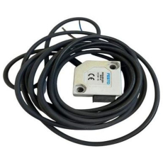 Sensor SOEG-RSP-Q30-NS-K-2L funciona por meio de tecnologia fotoelétrica. Ele emite um feixe de luz que é refletido de volta por um refletor. Quando um objeto interrompe esse feixe, o sensor detecta a presença do item e envia um sinal de saída (NPN).