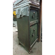 ** COFRE MARCA DRAGÃO MEDINDO APROX. 1,5M DE ALTURA POR 0,80 CM DE LARG EM AÇO usado