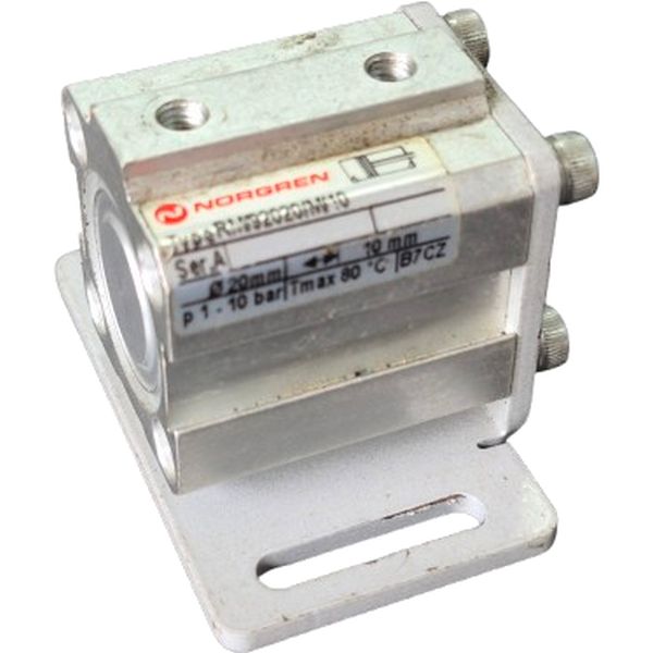 diâmetro 20mm, curso 10mm, norma ISO 21287, compacto, êmbolo magnético, dupla ação, meio ar comprimido filtrado, pressão de operação 1...10bar, conexão rosca M5. Com suporte para fixação.
