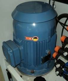 Composição:

válvulas direcionais (marca: Rexroth)

unidade de lubrificação (marca: Eximport, 27Kg/cm2, 0,6litros/min)

motor elétrico trifásico (marca: WEG, 6CV)

acumulador de ar (marca: Hydac, 70 bar)

dispositivos eletronicos (marca: IFM)

reservatório (marca: Rexroth)

trocador de calor (marca: Apema)

filtros

blocos

manometro (marca: Rexroth, 400bar)

válvula COAX

#unidadehidraulica

 
