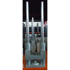 A guia linear é um dispositivo para ser utilizado junto com o cilindro pneumático com a finalidade de evitar o giro da haste dos cilindros pneumáticos, oferecendo maior precisão de movimento, impedindo a flexão da haste.Diâmetro do cilindro: 50mmCurso: 200mmcorpo: alumíniohastes: SAE 1045 cromado ou aço inoxidávelplaca dianteira: alumínioopções: com buchas, com rolamentos lineares de esferastemperatura de trabalho: -10oC a 80oCtemperatura de trabalho: -10oC a 80oC 