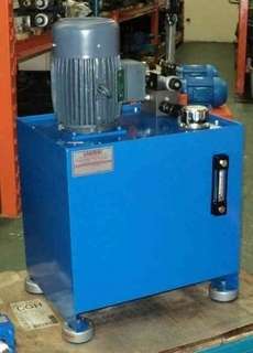 Unidade hidráulica com amortecedores na base do reservatório Unidade hidráulica com amortecedores na base do reservatório