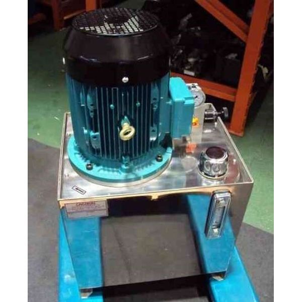 com motor elétrico trifásico, acoplamento, bomba hidráulica, válvula hidráulica, manômetro, isolador de manômetro, visor de nível, bocal de enchimento, reservatório em inox