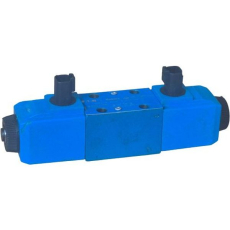 A DG4V da Vickers é uma válvula direcional operada por solenóide, utilizada em sistemas hidráulicos para controlar a direção do fluxo de fluido. Ela é conhecida por sua confiabilidade, resposta rápida e capacidade de operar em diversas aplicações industriais e móveis. Principais Características da Válvula DG4V1. Atuação por Solenóide - Usa bobinas elétricas para mover o carretel e direcionar o fluxo hidráulico.2. Configuração de Vias e Posições - Disponível em diferentes configurações, como 4/2 e 4/3, permitindo controle de atuadores hidráulicos.3. Montagem em Bloco (NG6, NG10, etc.) - Projetada para ser montada em placas padrão ISO, facilitando a instalação e substituição.4. Alimentação em Corrente Contínua (DC) ou Alternada (AC) - Pode ser acionada por diferentes fontes elétricas conforme a necessidade.5. Construção Robusta - Projetada para operar em ambientes exigentes, com alta resistência ao desgaste e contaminação. FuncionamentoA DG4V tem um carretel deslizante dentro de um corpo de válvula. Esse carretel é acionado por um ou dois solenóides elétricos. Dependendo do sinal elétrico recebido, o carretel se desloca para diferentes posições, abrindo ou fechando passagens internas e direcionando o fluido para os cilindros ou motores hidráulicos.Válvula 4/2 - Possui quatro vias e duas posições, geralmente acionadas por um único solenóide com mola de retorno.Válvula 4/3 - Possui quatro vias e três posições, permitindo uma posição central neutra para parada do atuador. AplicaçõesMáquinas industriais (prensas, injetoras plásticas, tornos CNC)Equipamentos móveis (tratores, escavadeiras, colheitadeiras)Sistemas de elevação e movimentaçãoPrensas hidráulicas e sistemas de automaçãoDG4V3S31C207MKUP5GH560