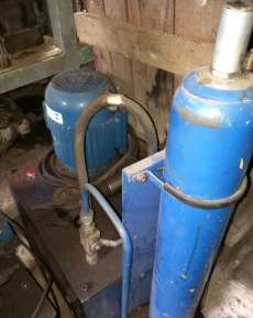 Unidade hidráulica com acumulador de pressão acoplado usada Unidade hidráulica com acumulador de pressão acoplado usada